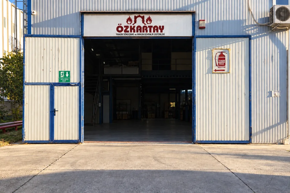 Özkartay tabelalı üretim alanı girişi